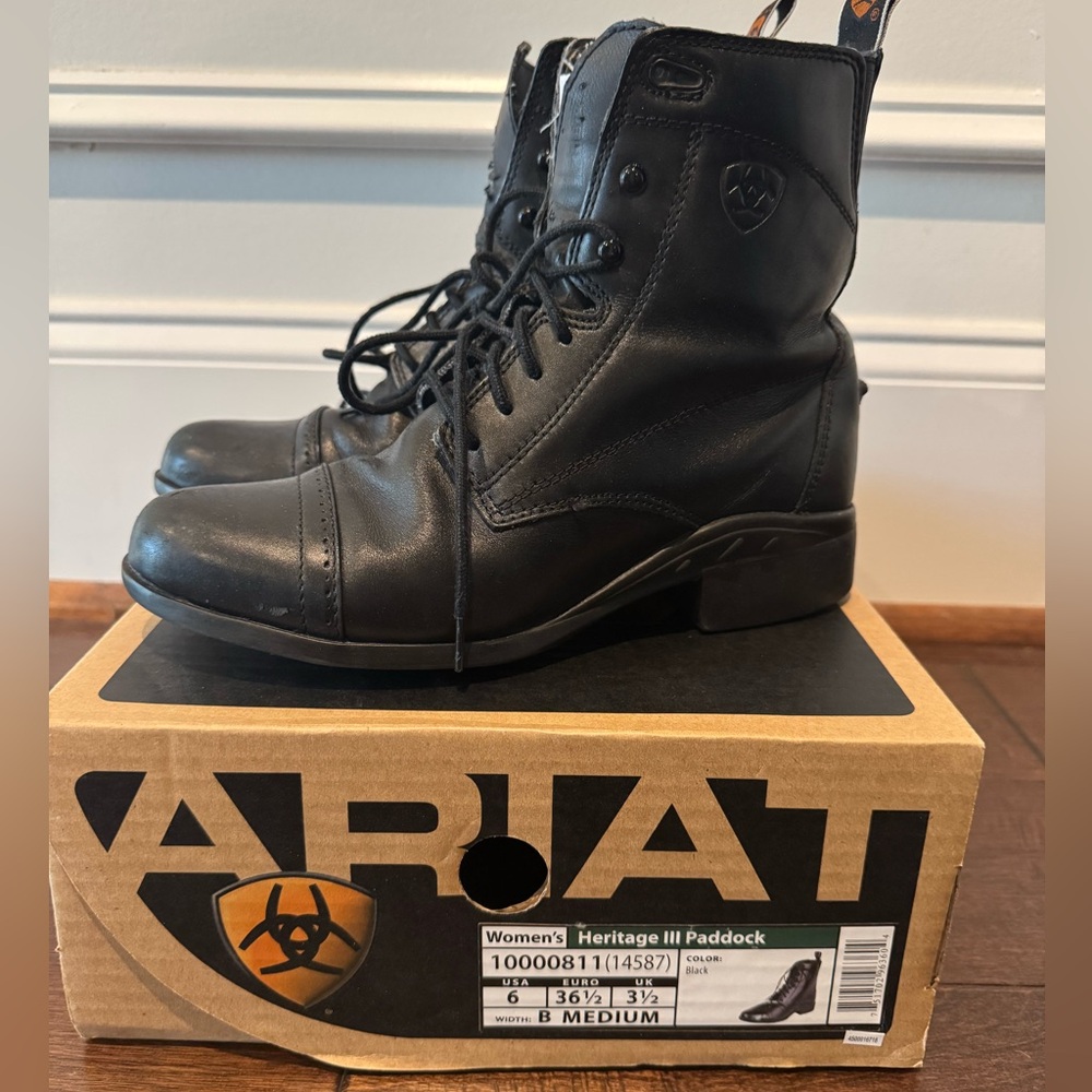 Ariat women’s Black Heritage III Paddock Boots size 6 medium- damage on tongue